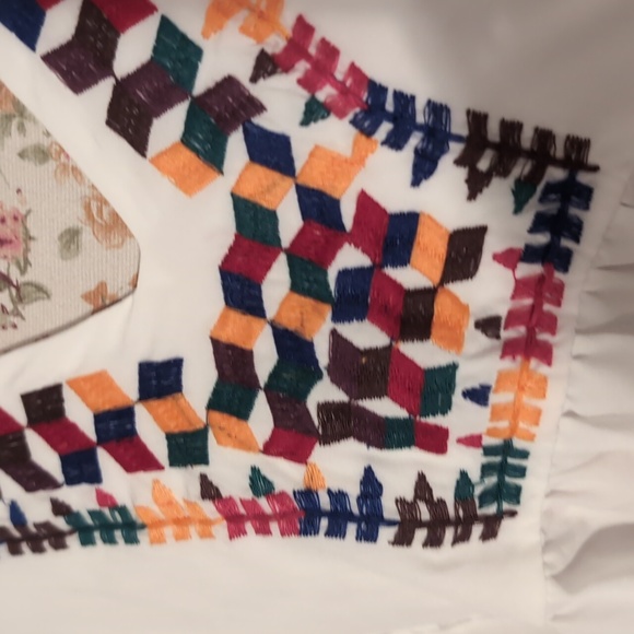 BNWT Beautiful top with Aztec style print and puffy bubble sleeves - Picture 5 of 6